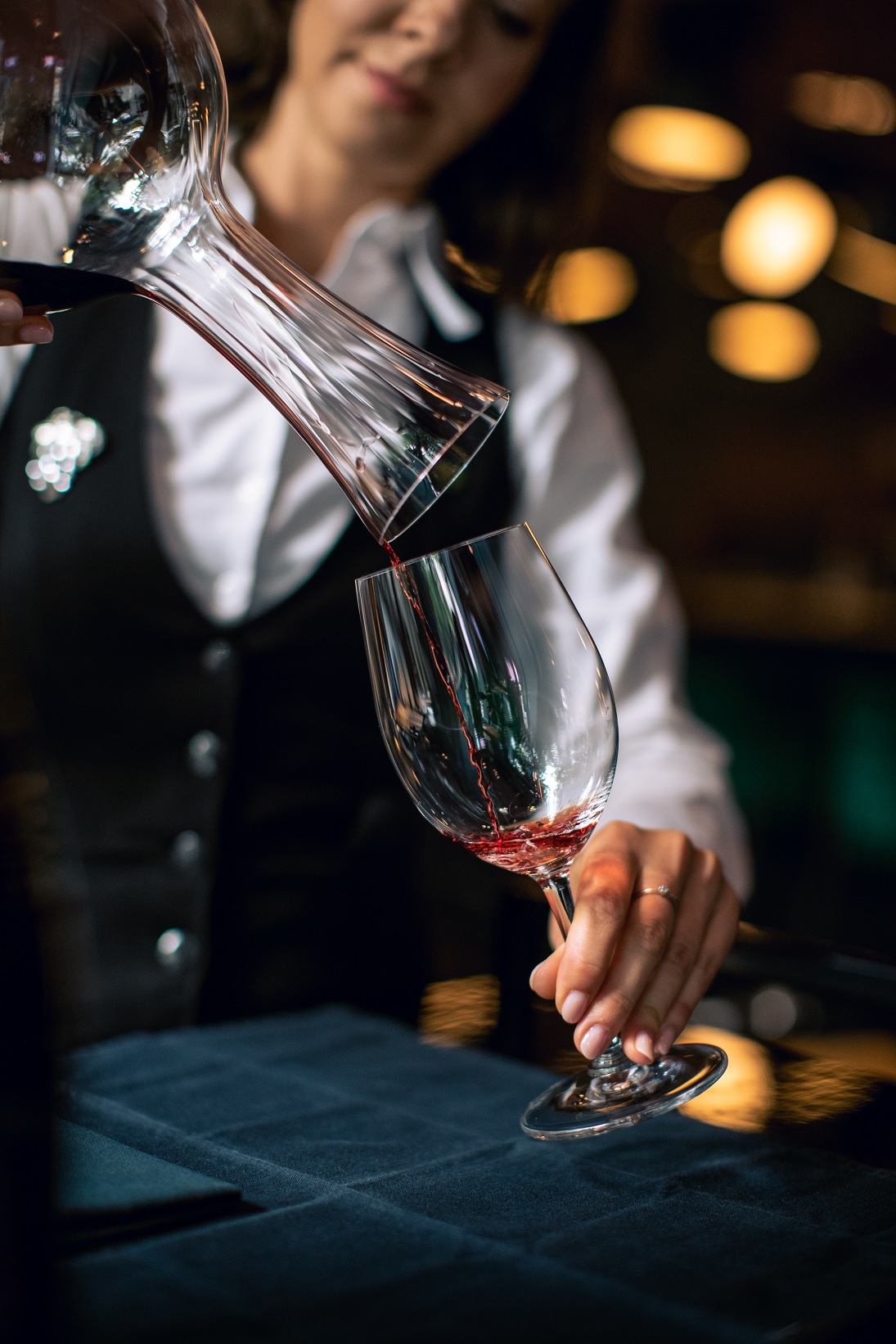 bor_dekantálása_sommelier_által